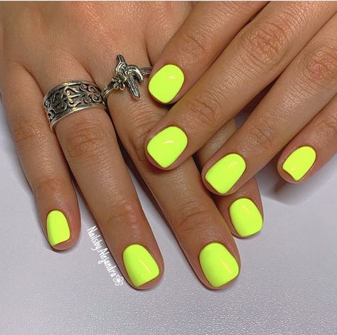 Yellow Polish Nails, Plain Neon Nails, Neon Yellow Dip Nails, Fluorescent Yellow Nails, Neon Dip Powder Nails, Dnd Neon Gel Polish, Neon Yellow Nails Short, Lemon Juice Nails, Neon Dip Nails