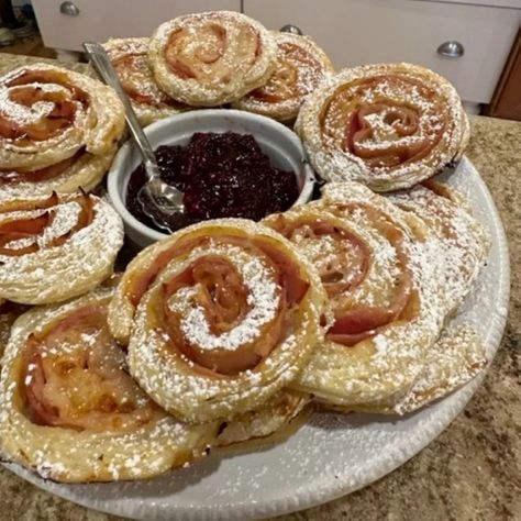 Beautiful Monte Cristo Pinwheel Appetizers | GB's Kitchen Pastry Pinwheels, Puff Pastry Pinwheels, Hacks For Home, Pillsbury Biscuits, Monte Cristo Sandwich, Pinwheel Appetizers, Pastry Appetizer, Puff Pastry Desserts, Valentines Baking