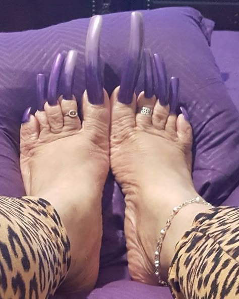 Big Feet Shoes, Acrylic Toenails, Really Long Nails, Lucky To Be Alive, Quartz Nails, Long Toenails, Skateboarding Tricks, Foot Pedicure, Acrylic Toes