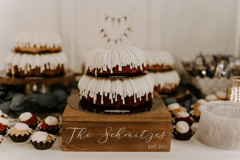 Nothing Bundt Cakes For Weddings, Nothing Buddy Cake Wedding, Bundt Cake Decorating Ideas Wedding, Bundt Cake Wedding Cakes, Bundtini Wedding Display, Bundt Cake Wedding Display, Nothing Bundt Cake Wedding, Wedding Cake Table Set Up, Bundt Cake Wedding