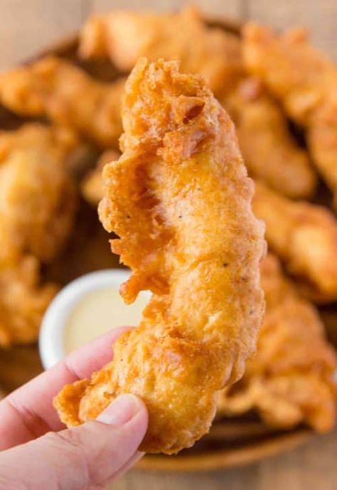 Chili's Chicken Crispers copycat with the delicious shatteringly crispy crust that Chili's crispers famously have, but made at home! So easy to make and also a great batter for fish too! | #chiliscopycat #chilis #copycat #chickentenders #chickencrispers #chickenfingers #beerbatteredchicken #chickenstrips #appetizers #gameday #superbowl Chilis Chicken Crispers, Beer Battered Chicken, Chicken Crispers, Bite Size Appetizers Easy, Bite Size Appetizers, Meat Appetizers, Chicken Nugget, Dessert Aux Fruits, Copykat Recipes