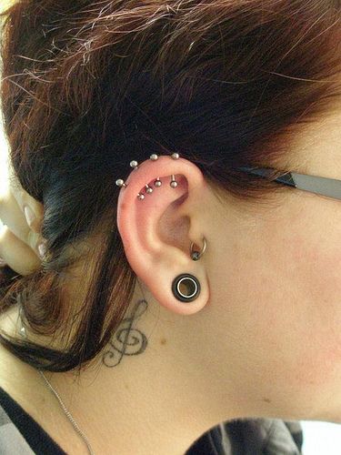 Multiple vertical pinna - right ear, here I come! Vertical Cartilage Piercing, Vertical Helix Piercing Jewelry, Triple Vertical Helix Piercing, Vertical Tragus Piercing, Vertical Labret Piercing Hoop, Vertical Helix Piercing, Multiple Ear Piercings Aesthetic Grunge, Long Ear Cuff, Ear Ideas