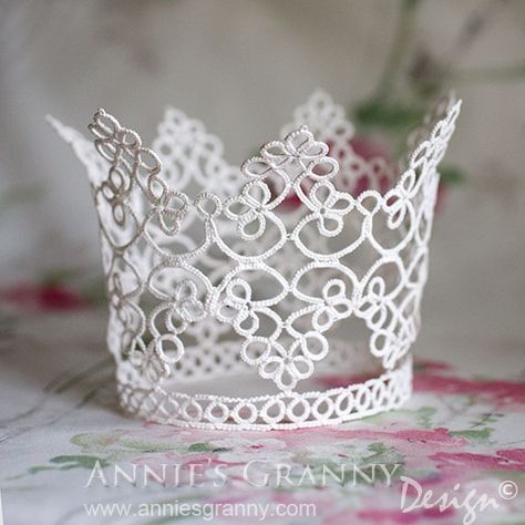 Tatted bridal crown by AnniesGranny Design - pattern by Gun Blomqvist and Elwy Persson Shuttle Tatting Patterns, Lace Crowns, Tatting Jewelry, Lace Accessories, Wedding Shower Favors, Lace Knitting Patterns, Needle Tatting, Tatting Lace, Tatting Patterns