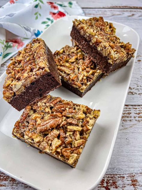 Fudgy Pecan Pie Brownies are the BEST! Grandmother Recipes, Chocolate Goodies, Pecan Pie Brownies, Desert Dessert, Brownies Recipes, Pie Brownies, Recipes Cookies, Cookies Brownies, Cookie Bar