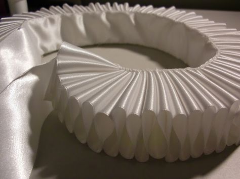 Mrs Bertin's Jewelry Box: DIY: How to Make an Elizabethan Ruff Elizabethan Ruff, Karneval Diy, Elizabethan Costume, Ruff Collar, Collars Diy, Costume Tutorial, Cosplay Tutorial, Theatre Costumes, Fantasias Halloween