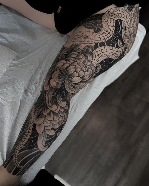 Leg Band Tattoo, Artist Recommendations, Tattoo Japonais, Leg Band Tattoos, Japanese Leg Tattoo, Black Sleeve Tattoo, Full Leg Tattoos, On Tattoo, Band Tattoos