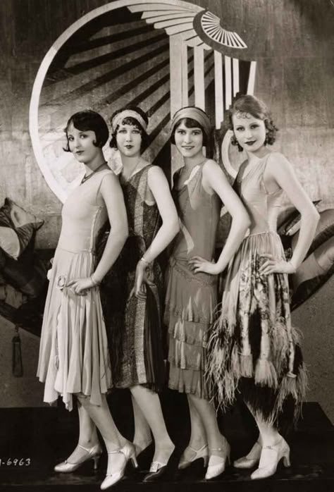 1920s Flapper Girl, Style Année 20, Flapper Girls, 1920s Fashion Women, 1920s Women, 1920 Fashion, Elsa Schiaparelli, Flapper Girl, Stunning Makeup