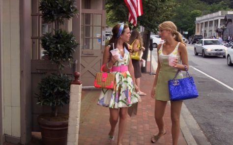 Serena Blair Hamptons Gossip Girl Blair And Serena Hamptons, Blair Waldorf Hamptons, Hamptons Girl Aesthetic, Gossip Girl Hamptons, Hamptons Estate, 2008 Aesthetic, Serena Blair, Summer Of Sam, Hamptons Aesthetic