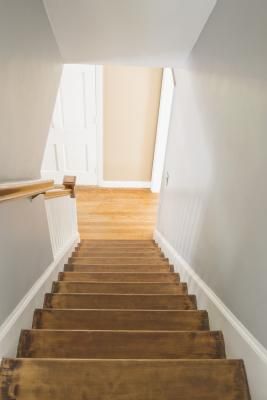 How to decorate an ENCLOSED staircase. VERY HELPFUL Enclosed Stairway, Stair Skirt Board, Finishing Stairs, Enclosed Staircase, Stairway Railing, Stairs Skirting, Stairwell Wall, Stairway Decorating, Staircase Wall Decor