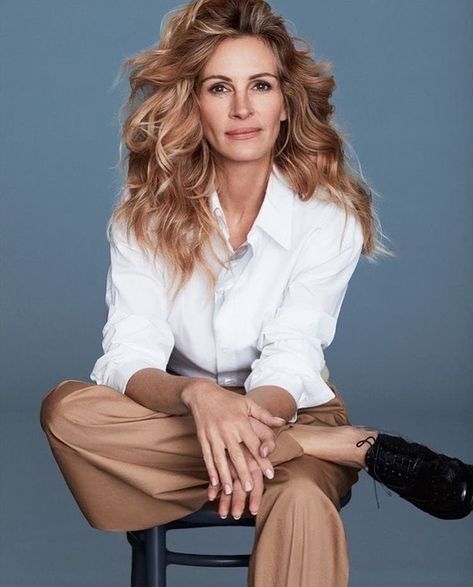 Julia Roberts on Instagram: “😍 #JuliaRoberts @juliaroberts” Poses Headshot, Julia Roberts Style, Business Portraits Woman, Professional Headshots Women, Business Portrait Photography, Headshots Women, Headshot Poses, Corporate Portrait, Business Photoshoot