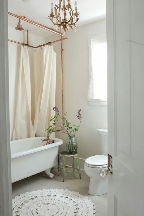 Follow The Yellow Brick Home - Beautiful Vintage Bathroom Ideas Using VIntage Repurposed Furniture and Accessories To Create Vintage Bathroom Style Baños Shabby Chic, Styl Shabby Chic, Decor Ikea, Bad Inspiration, Shabby Chic Bathroom, Chic Bathrooms, Elegant Bathroom, Bath Tub, Bathroom Styling