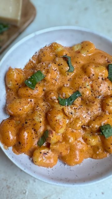 Marta - London eats & recipes on Instagram: "Creamy burrata & Harissa gnocchi 🧀 . After my viral pistachio pesto gnocchi recipe I’m back with a second instalment! This time it is even an easier version with harissa paste for that amazing that spicy kick 🔥 . 🌱Vegetarian . You can find the FULL recipe by clicking the link in my BIO or typing truffleandegg.com in your browser . #easyrecipes #londonfoodblogger #recipereel #asmrfood #asmrcooking #burrata #gnocchi #easymeals #easypasta #creamy #mel Harissa Paste, Pistachio Pesto, London Eats, Gnocchi Recipes, Christmas Menu, Instagram Food, Easy Pasta, Gnocchi, Amazing Food