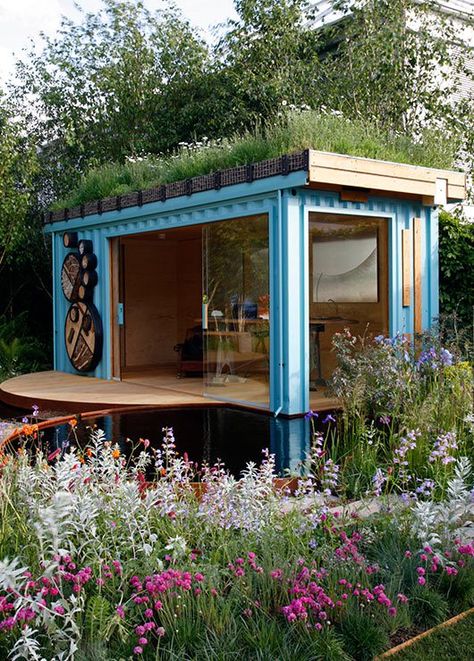 green-roof-home-office Case Sotterranee, Green Roof Design, Garden Home Office, Container Buildings, Living Roofs, Container Architecture, Garden Gazebo, Casa Container, Traditional Garden