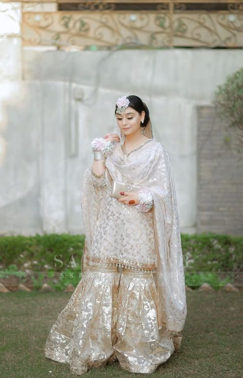 Simple Nikah Outfit Pakistani Bridal, Nikah Dress Pakistani Brides Simple, White Gharara Pakistani Nikkah, Grara Dress Pakistani Simple, Garara Outfit, Pakistani White Dress, White Gharara, Pakistani Gharara, Nikah Dresses