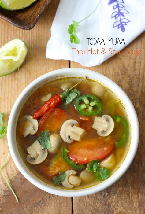 Thai vegetarian tom yum soup recipe by SeasonWithSpice.com Tom Yum Soup Vegetarian, Thai Mushroom, Thai Hot And Sour Soup, Yam Soup, Tom Yum Soup Recipe, Homemade Tomato Basil Soup, Soup Thai, Mushroom Tomato, Eat Thai