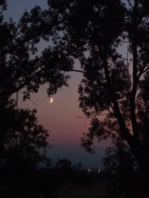 #twilight #moon #aesthetic #sky Twilight Aesthetic Time Of Day, Twilight Hour Aesthetic, Twilight Daytime, Twilight Time Of Day Aesthetic, Kyrie Aesthetic, Twilight Sky Aesthetic, Twilight Time Of Day, Titania Moon, Twilight New Moon Aesthetic