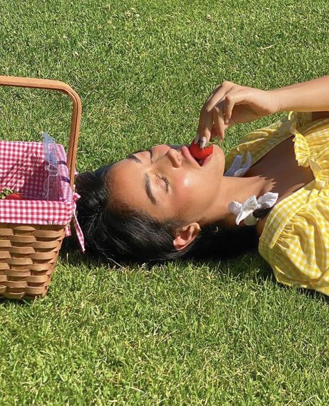 Picnic Photo Shoot, Picnic Pictures, Strawberry Picking, Spring Girl, Summer Photoshoot, Cindy Kimberly, Photoshoot Concept, Cottagecore Aesthetic, Shooting Photo