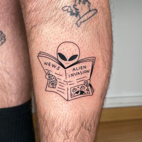 Alien Tattoo Design For Men, Alien Invasion Tattoo, Alien Flash Tattoo, Alien Stencil, Funny Tattoo Ideas, Alien Tattoo Ideas, Paradox Tattoo, Tattoo Alien, Alien Tattoos