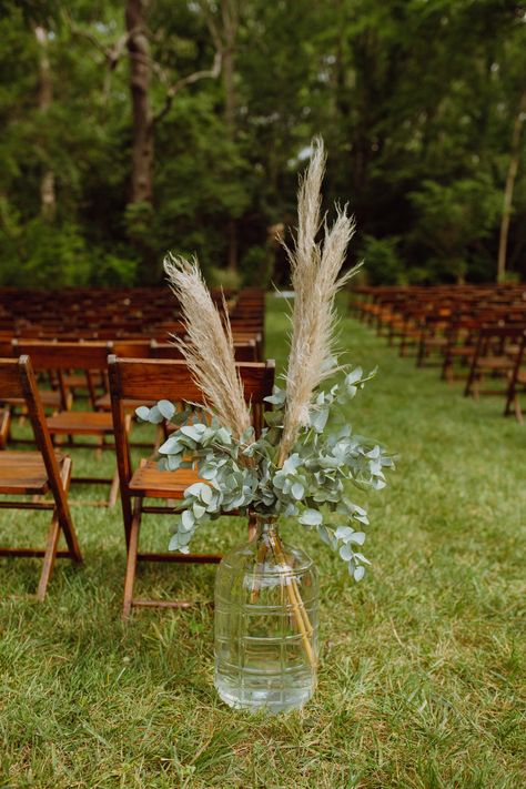 Pampas grass arrangement Pampus Grass Vase, Pompis Grass Wedding Decor, Pampas Grass Wedding Decor Isle, Pampas Grass Isle Wedding Decor, Simple Outside Ceremony Decor, Pompous Grass Wedding Aisle, Boho Wedding Florals Bouquets, Pampas Grass Arrangement Wedding Ideas, Pompadour Grass Wedding Decor