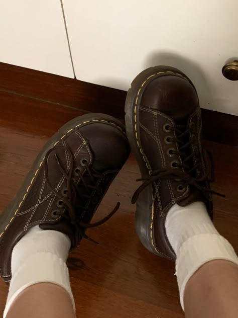 Style Brown Doc Martens, Brown Low Doc Martens, Brown Doc Marten Outfit, Doc Marten Crazy Horse, Cute Doc Martens, Docs Loafers, Dc Marten, Dock Martens, Brown Docs