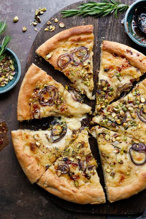 Vegan rosemary red onion white pizza. Made with homemade pizza dough, rosemary infused white sauce, sliced onions and chopped pistachios. Vegan Pizza Ideas, Cheeseless Pizza, Homemade Vegan Pizza, Butternut Squash Pizza, White Pizza Sauce, Thick Crust Pizza, White Pizza Recipes, Pizza Vegan, Vegan Pizza Recipe