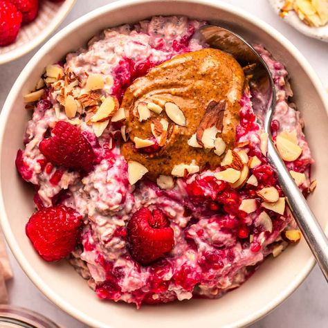 Raspberry Overnight Oats - From My Bowl Raspberry Overnight Oats, Blueberry Overnight Oats, Overnight Oats Recipes, Vegan Overnight Oats, Dessert Vegan, Quick Easy Vegan, Summer Breakfast, White Chocolate Raspberry, Overnight Oats Recipe