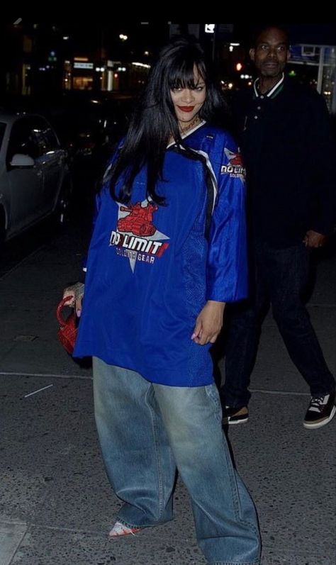 Rihanna Street Style, 90s Street Style, Baggy Fashion, Looks Rihanna, Estilo Cholo, Rihanna Outfits, Rihanna Looks, 2000s Streetwear, Drip Drip