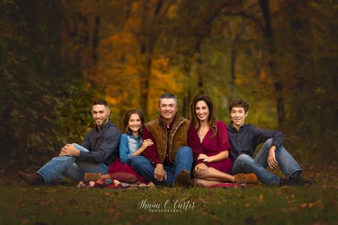 Family Pics On Blanket, Family Of 5 Picture Ideas Older Kids, Full Family Photoshoot, Casual Family Photos, Fall Photoshoot Family, Service Photography, Big Family Photos, Autumn Family Photography, Large Family Photos