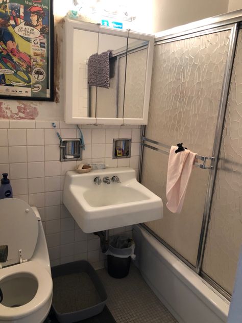 Cute Old Apartment, Poor Japanese Apartment, Old Apartment Bathroom, Messy Bathroom Aesthetic, Grandma Bathroom, Bathroom Reference, Small Japanese Apartment, Chinese Apartment, Trailer Bathroom