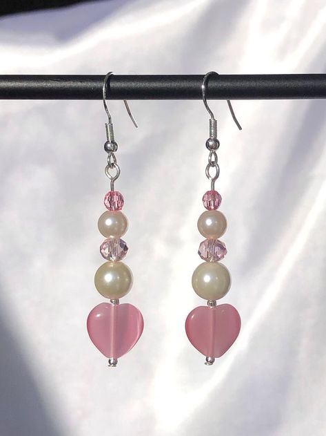 Pink Beads Earrings, Earring Crafts Diy Jewelry, Beaded Earring Inspiration, Beaded Handmade Earrings, Pink Diy Jewelry, Cute Earrings Handmade, Diy Cute Earrings, Pink Bead Earrings, Aesthetic Beaded Earrings