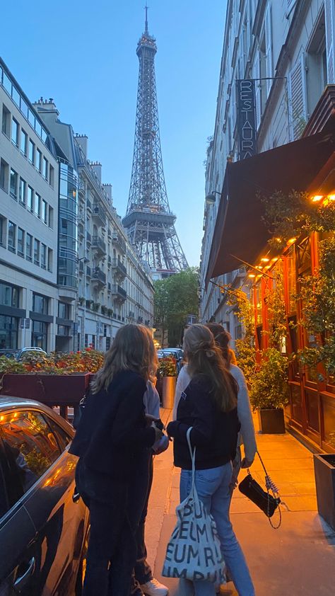 Paris Photo Ideas Friends, Paris Vacation Aesthetic, Paris With Friends Aesthetic, Paris Best Friends, Girl Trip Aesthetic, France With Friends, Paris Lifestyle Aesthetic, Girl Friends Aesthetic, Paris With Friends