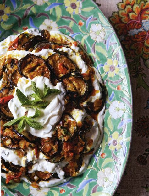 Aubergine Recipe, Yogurt Recipes, Eggplant Recipes, Xmas Food, Free Snacks, Vegetarian Cooking, Middle Eastern Recipes, Food Platters, Meat Free