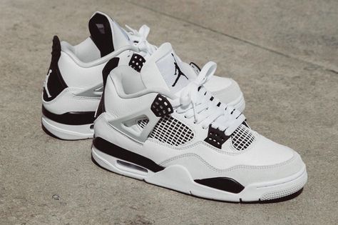 Jordan 4 Retro Military Black, Stile Kylie Jenner, Jordan Iv, Trendy Shoes Sneakers, Dr Shoes, Nike Shoes Girls, Jordan Shoes Girls, Jordan Shoes Retro, All Nike Shoes