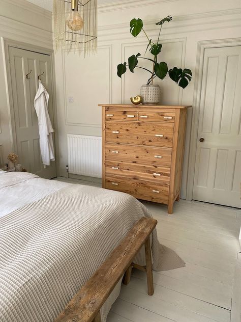 School House White, Farrow And Ball Bedroom, Farrow And Ball Living Room, Hotel Style Bedroom, Diy Baby Room Decor, Pine Bedroom, Hallway Colours, Earthy Bedroom, Victorian Bedroom