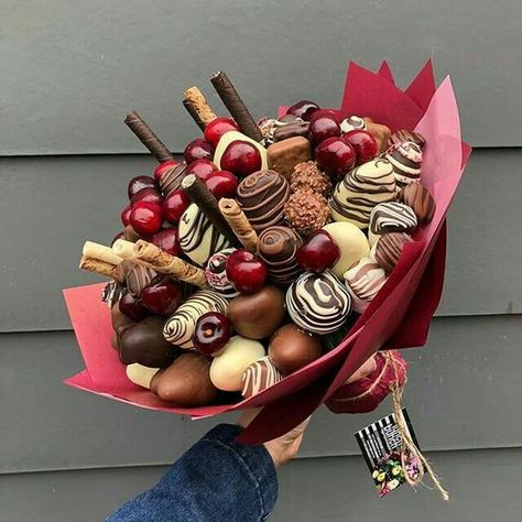 Strawberry Sweets, Food Bouquet, Chocolate Covered Strawberries Bouquet, Edible Bouquets, Chocolate Covered Fruit, Sweet Bouquet, Flower Box Gift, Fruit Arrangements, Edible Arrangements