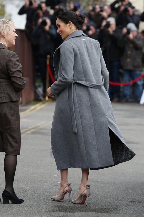 Meghan Markle Pregnant, Beige Gloves, Pregnant Style, Roland Mouret Dress, Polka Dot Heels, Stuart Weitzman Heels, Statement Shoes, Pregnancy Shoes, Asos Maternity