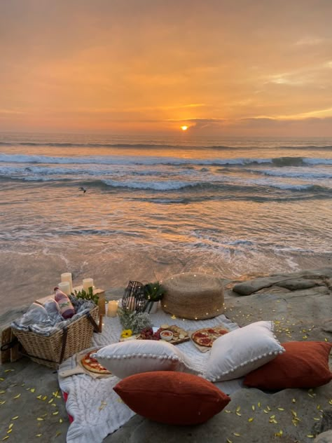 Proposal Ideas Beach, Proposal Romantic, Romantic Beach Picnic, Picnic On The Beach, Dream Dates, Birthday Picnic, Beach Proposal, Picnic Inspiration, Cute Date Ideas