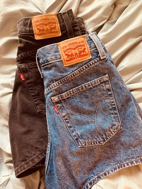 Levi’s Shorts Aesthetic, Vintage Levi Shorts Outfits, High Waisted Jeans Shorts Outfit, Levi Mom Shorts, Levis Mom Shorts, Summer Basics 2024, Styling Mom Shorts, Levis Jeans Shorts, Black Levi Shorts Outfit