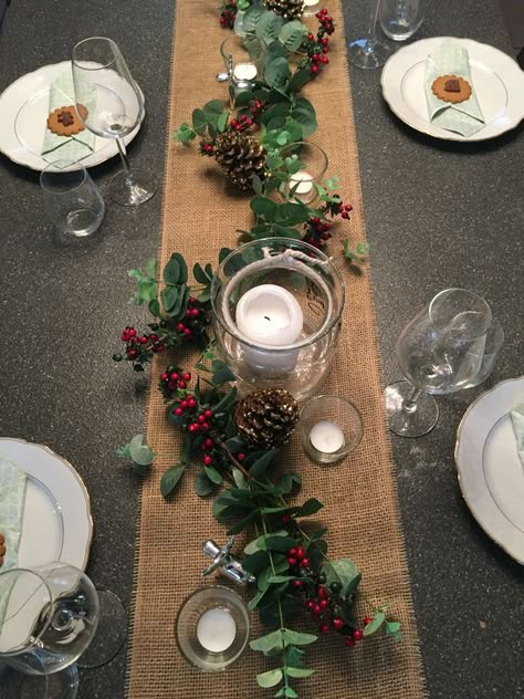 50+ Rustic DIY Christmas Table Decor - Hike n Dip Easy Christmas Dinner Table Decorations, Xmas Centerpieces Dinner Tables, Julkransar Diy, Christmas Dinner Table Settings, Christmas Table Decorations Diy, Xmas Table Decorations, Diy Christmas Table, Christmas Party Table, Xmas Table