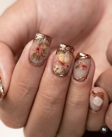 Antique Nails Vintage, Tortured Poets Department Nails, Rococo Nails, Victorian Nails, Vintage Nail Art, Fall Nail Trends, Vintage Nails, Fall Nail Art, Elegant Nails