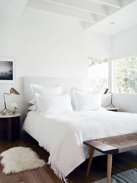 Clean and cozy white bedroom White Bedroom Cozy, Design Ložnic, Minimalist Dekor, White Linens, Furniture Casters, Ideas Hogar, Decoration Inspiration, Cool Ideas, Hard Wood