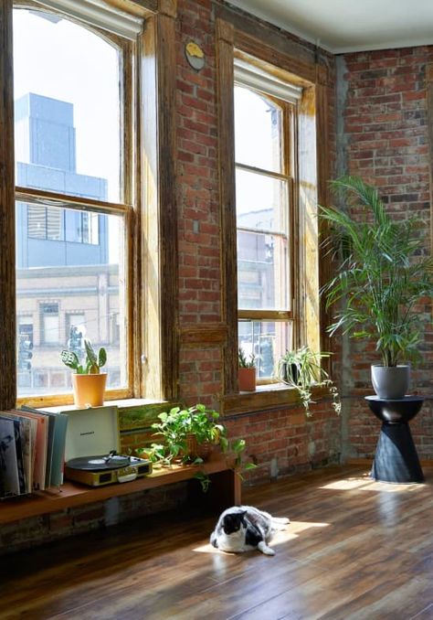 New Yorker Loft, Brick Apartment, Loft Apartment Decorating, Nyc Loft, Vintage Apartment, New York Loft, Seattle Homes, Apartment Decoration, Geek Decor