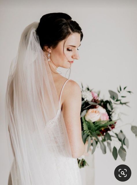 Bride Veil Photography, Bride With Bouquet Photo Ideas, Bride Posing Ideas, Bride Photoshoot Poses Photo Ideas, Bride Photo Poses Bridal Portraits, Bride Pictures Ideas Photo Poses, Bride Only Photos, Bride Studio Photoshoot, Bride Solo Photos