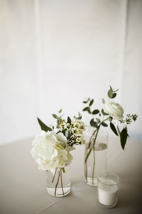 Simple Spring Centerpieces Wedding, White Flowers For Fall Wedding, One Flower Wedding Centerpiece, Minimalist Hydrangea Centerpiece, Minimal Wedding Aisle Flowers, Modern Minimalist Wedding Flowers, Wedding Table Neutral, Wedding Minimalist Centerpieces, Effortless Wedding Decor