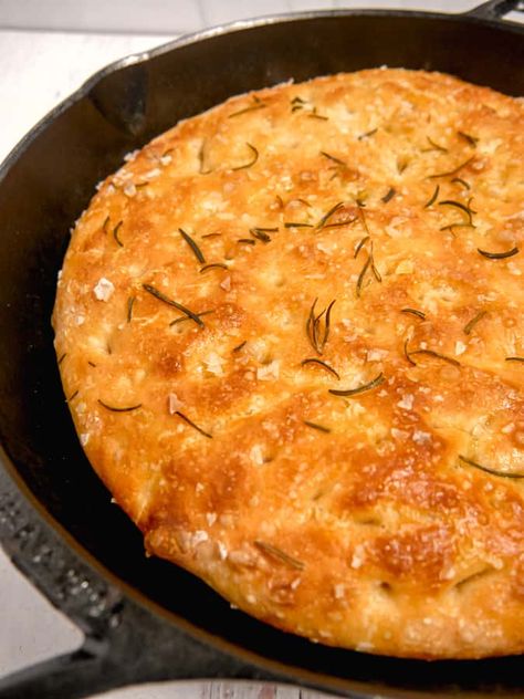 Cast Iron Bread Recipes, Cast Iron Recipes Dinner, Foccacia Recipe, Cast Iron Bread, Skillet Bread, Focaccia Bread Recipe, Foods With Iron, Iron Skillet Recipes, Homemade Bread Recipes Easy