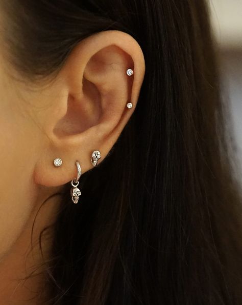 Stud Cartilage Piercing, Helix Piercing Stud, Diamond Piercing, Ear Ideas, Cartilage Piercing Stud, Piercings Cartilage, Double Ear Piercings, Ear Piercing Studs, Piercing Stud