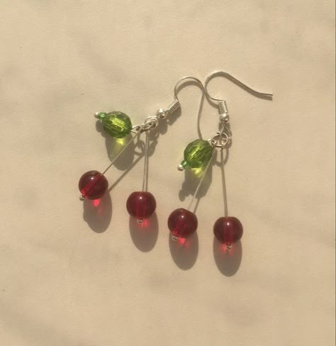 Diy Earrings Aesthetic Beads, Earrings Handmade Aesthetic, Aretes Aestethic E-girl, Easy Earings Ideas, Cool Handmade Jewelry, Diy Cute Earrings, Homemade Earrings Beads, Homemade Earring Ideas, Aesthetic Diy Earrings