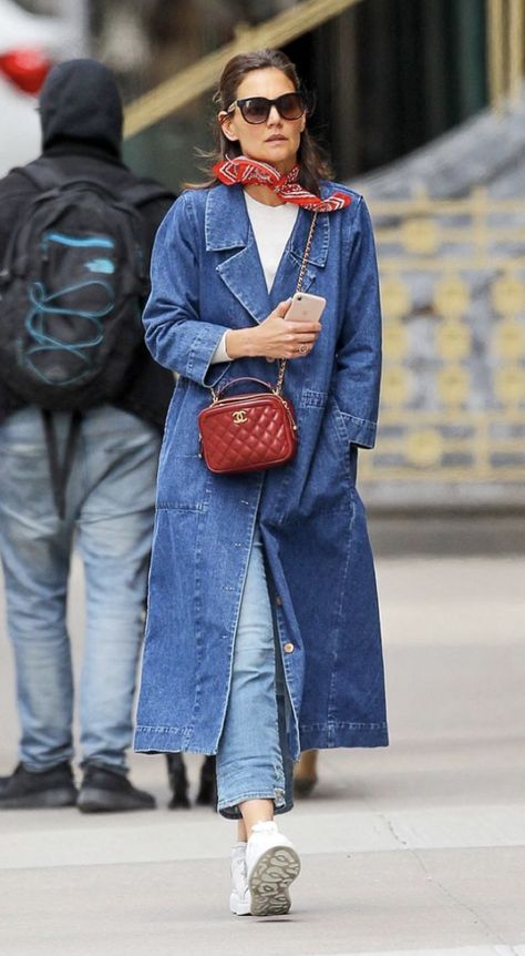 Denim Long Coat Outfit, Denim Trench Coat Outfit Street Chic, Denim Trench Coat Street Style, Blue Jean Coat Outfit, Denim Long Jacket Outfit, Long Denim Coat Outfit, Denim Duster Outfits, Denim Dress Street Style, Long Denim Jacket Outfit