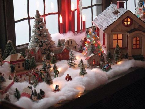 Window ledge village Gingerbread Christmas Village, Christmas Decor Trends, Christmas Village Sets, Putz House, Diy Christmas Village, Christmas Village Display, House Vintage, Unique Christmas Decorations, Putz Houses