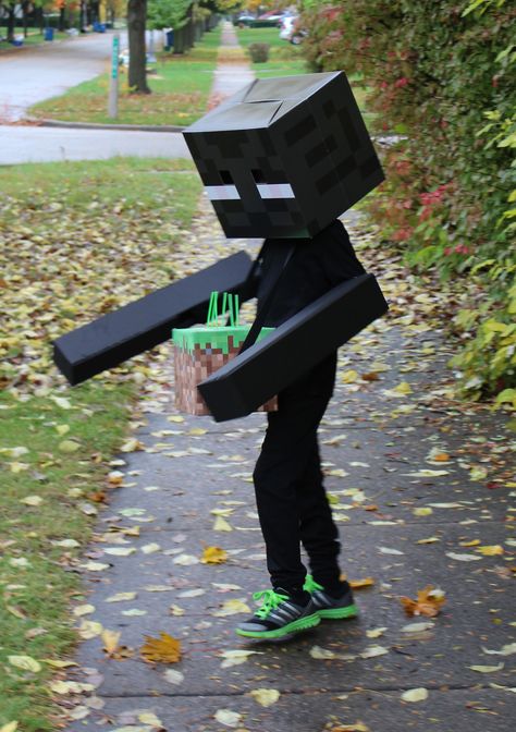 Enderman and his Grass Block Trick or Treat Bag.  Enderpearl inside. Diy Enderman, Enderman Costume, Minecraft Halloween Costume, Minecraft Costumes, Cheap Halloween Costumes, Diy Minecraft, Minecraft Birthday Party, Book Week Costume, Cheap Halloween